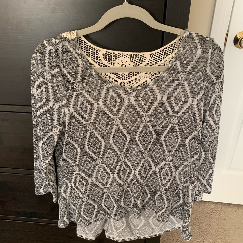 aero patterned top with lace cut out